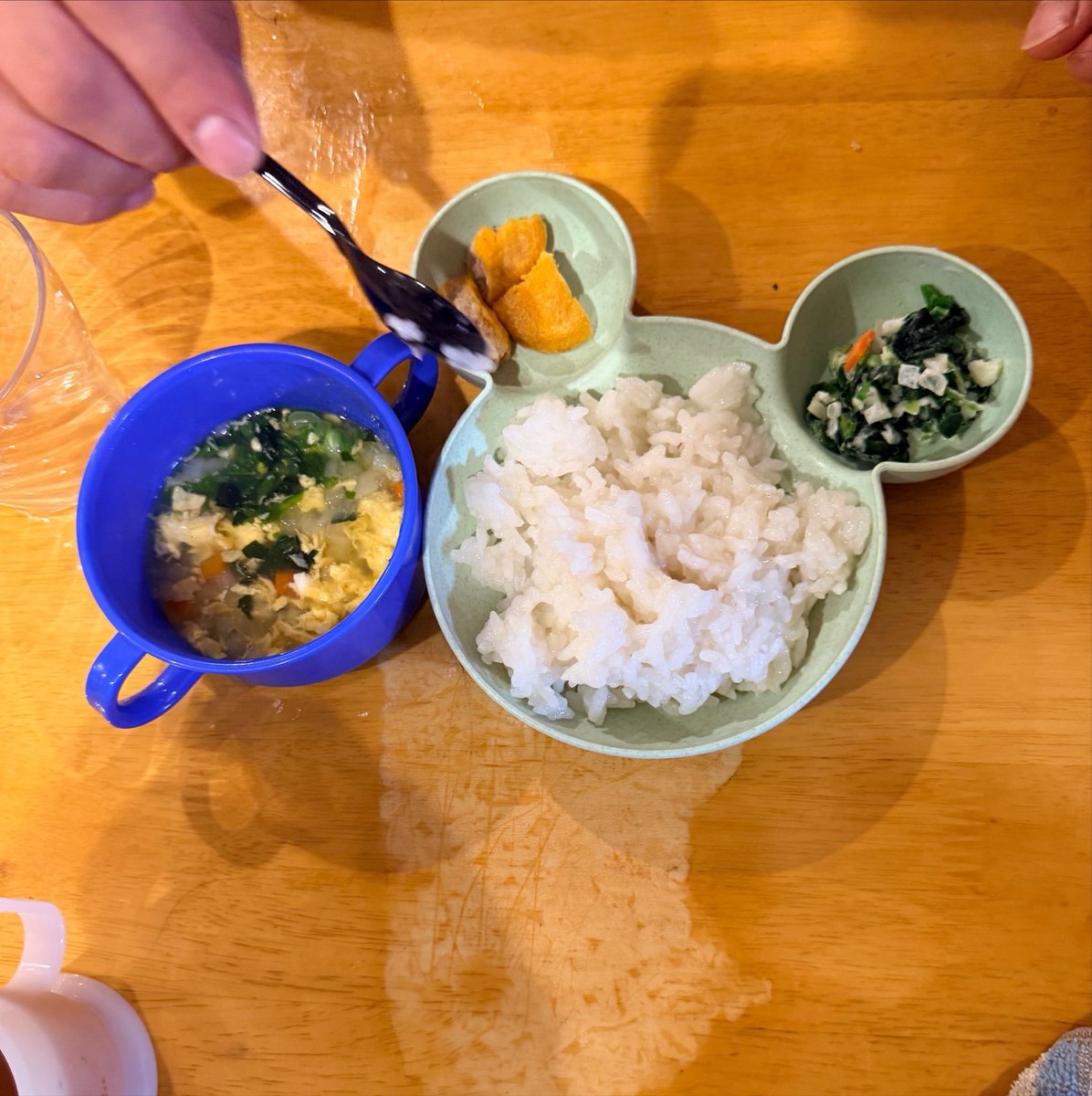 MondY426's tweet photo. 最近の三男の食事事情
・チキンナゲット(1個を3分割)
・なんか適当に野菜のサラダ
・なんか適当な野菜とタマゴのスープ
・軟米もりもり
・写真にはのってないけど、スイカかバナナ
これプラスで寝る前にはミルク150ml

朝昼は、ミルクなし
食いすぎか？？うーん、悩ましい https://t.co/CunXXRO1Jn