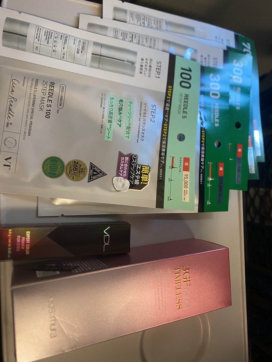 S_Ra1ka's tweet photo. なんか、ピーリングとリードル買ったら
2000円くらいのアイシャドウ用の下地くれたんだけど笑ｲﾗﾅｲｶﾓ https://t.co/equaQBi59K