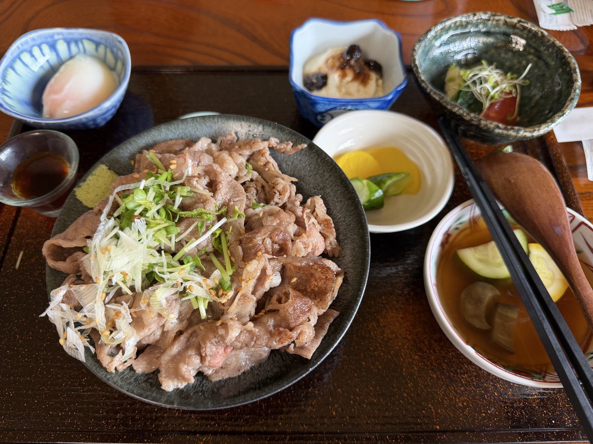 oikitako's tweet photo. 白馬村への旅
古民家かっぱ亭さんで昼食
信州プレミアム牛の焼きしゃぶ丼絶品でした😋
ご馳走様でした😋 https://t.co/WDFfHoJF9j