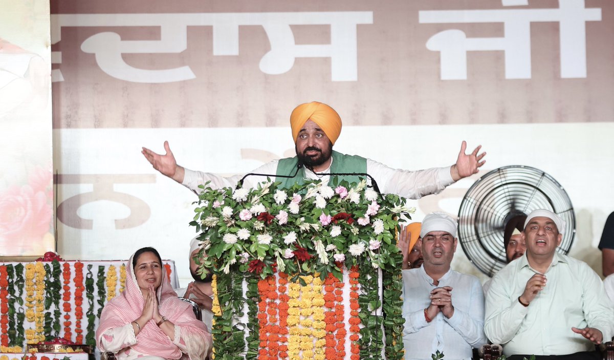 HarjotKaur44's tweet photo. ਜੈ ਗੁਰੂਦੇਵ, ਧੰਨ ਗੁਰੂਦੇਵ।

ਡੇਰਾ ਸਚਖੰਡ ਬੱਲਾਂ ਵਿਖੇ ਸ੍ਰੀ ਗੁਰੂ ਰਵਿਦਾਸ ਬਾਣੀ ਅਧਿਐਨ ਕੇਂਦਰ ਦੇ ਨੀਂਹ ਪੱਥਰ ਸਮਾਗਮ ਵਿੱਚ ਸ਼ਰਧਾ ਨਾਲ ਹਾਜ਼ਰੀ ਲਗਵਾਈ। ਗੁਰੂ ਜੀ ਦੀ ਬਾਣੀ ਅਤੇ ਸੋਚ ਨੂੰ ਅੱਗੇ ਵਧਾਉਣ ਲਈ ਇਹ ਇੱਕ ਬਹੁਤ ਵਧੀਆ ਉਪਰਾਲਾ ਹੈ।
#GuruRavidasJi #DeraSachkhandBallan
#DeraBallan #BaniAdhyayanKendra #JaiGuruDev https://t.co/XGXaFvw4VU