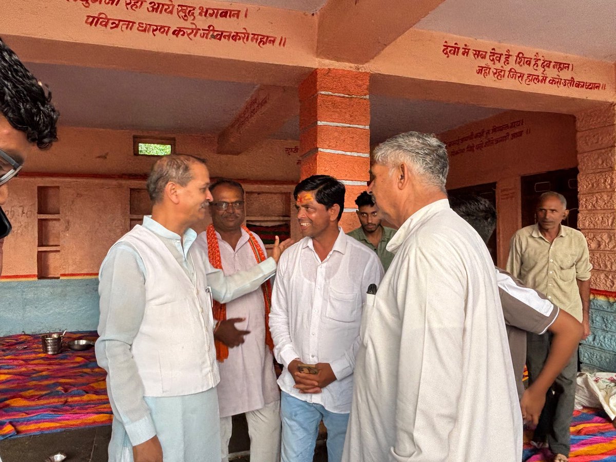 opsakhlecha's tweet photo. सुखानंद धाम में ग्राम धामनिया से आए कावड़ यात्रियों से भेंट की एवं उनके साथ प्रसाद ग्रहण किया। भगवान भोलेनाथ से सभी शिवभक्तों के लिए मंगल कामनाएं करता हूं। 

हर हर महादेव !! https://t.co/TrrVaDMgja
