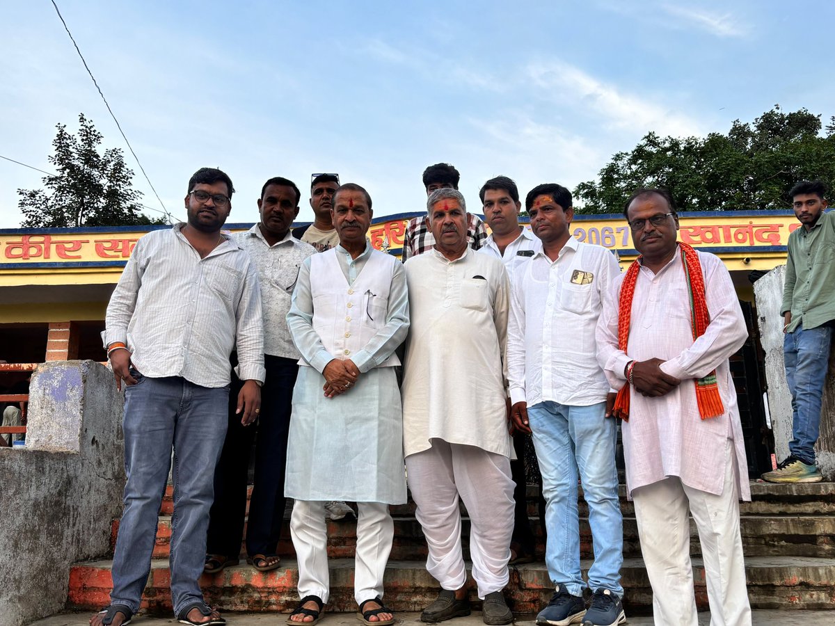 opsakhlecha's tweet photo. सुखानंद धाम में ग्राम धामनिया से आए कावड़ यात्रियों से भेंट की एवं उनके साथ प्रसाद ग्रहण किया। भगवान भोलेनाथ से सभी शिवभक्तों के लिए मंगल कामनाएं करता हूं। 

हर हर महादेव !! https://t.co/TrrVaDMgja