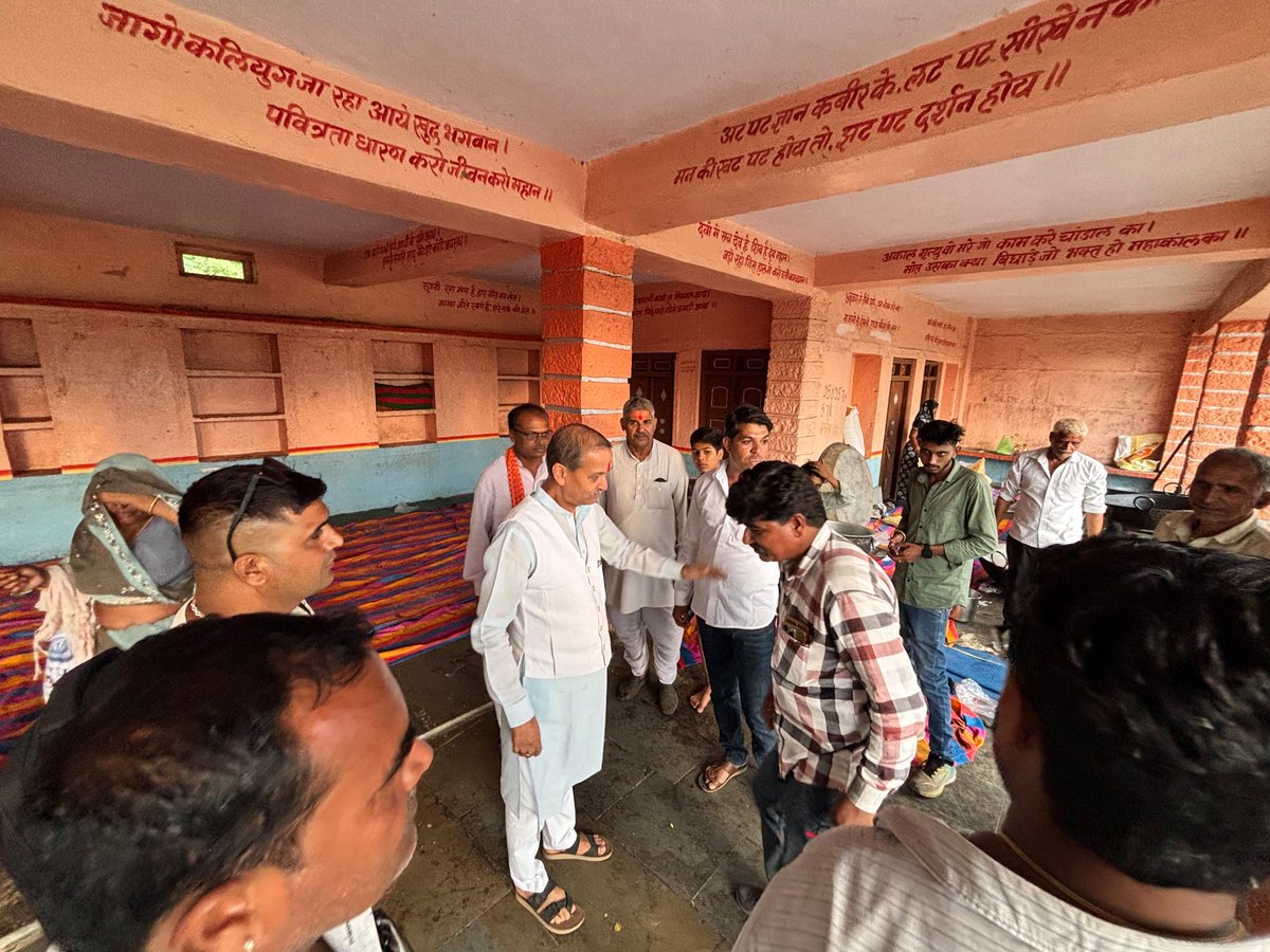 opsakhlecha's tweet photo. सुखानंद धाम में ग्राम धामनिया से आए कावड़ यात्रियों से भेंट की एवं उनके साथ प्रसाद ग्रहण किया। भगवान भोलेनाथ से सभी शिवभक्तों के लिए मंगल कामनाएं करता हूं। 

हर हर महादेव !! https://t.co/TrrVaDMgja