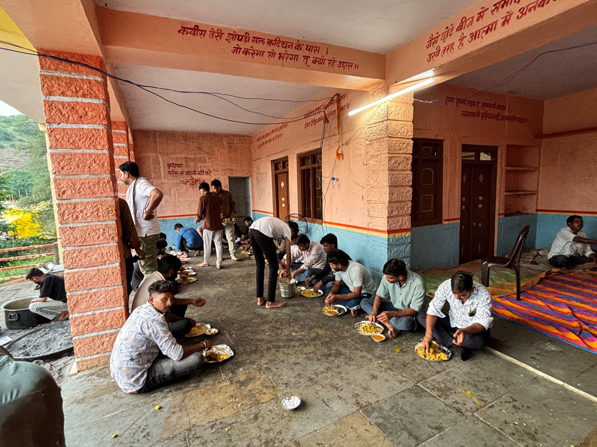 opsakhlecha's tweet photo. सुखानंद धाम में ग्राम धामनिया से आए कावड़ यात्रियों से भेंट की एवं उनके साथ प्रसाद ग्रहण किया। भगवान भोलेनाथ से सभी शिवभक्तों के लिए मंगल कामनाएं करता हूं। 

हर हर महादेव !! https://t.co/TrrVaDMgja