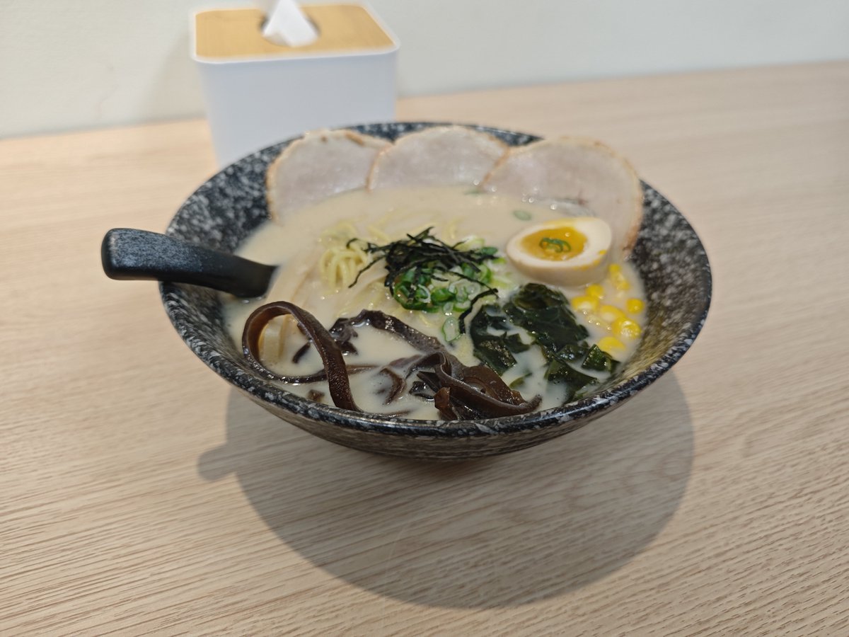 liuyi67952011's tweet photo. 中午去吃一間新開的拉麵店
我自己感覺是一碗很普通的豚骨拉麵，但是價格上偏貴，整體份量也不多，我就不多說是哪間店了。 https://t.co/Tl2j3afSe4