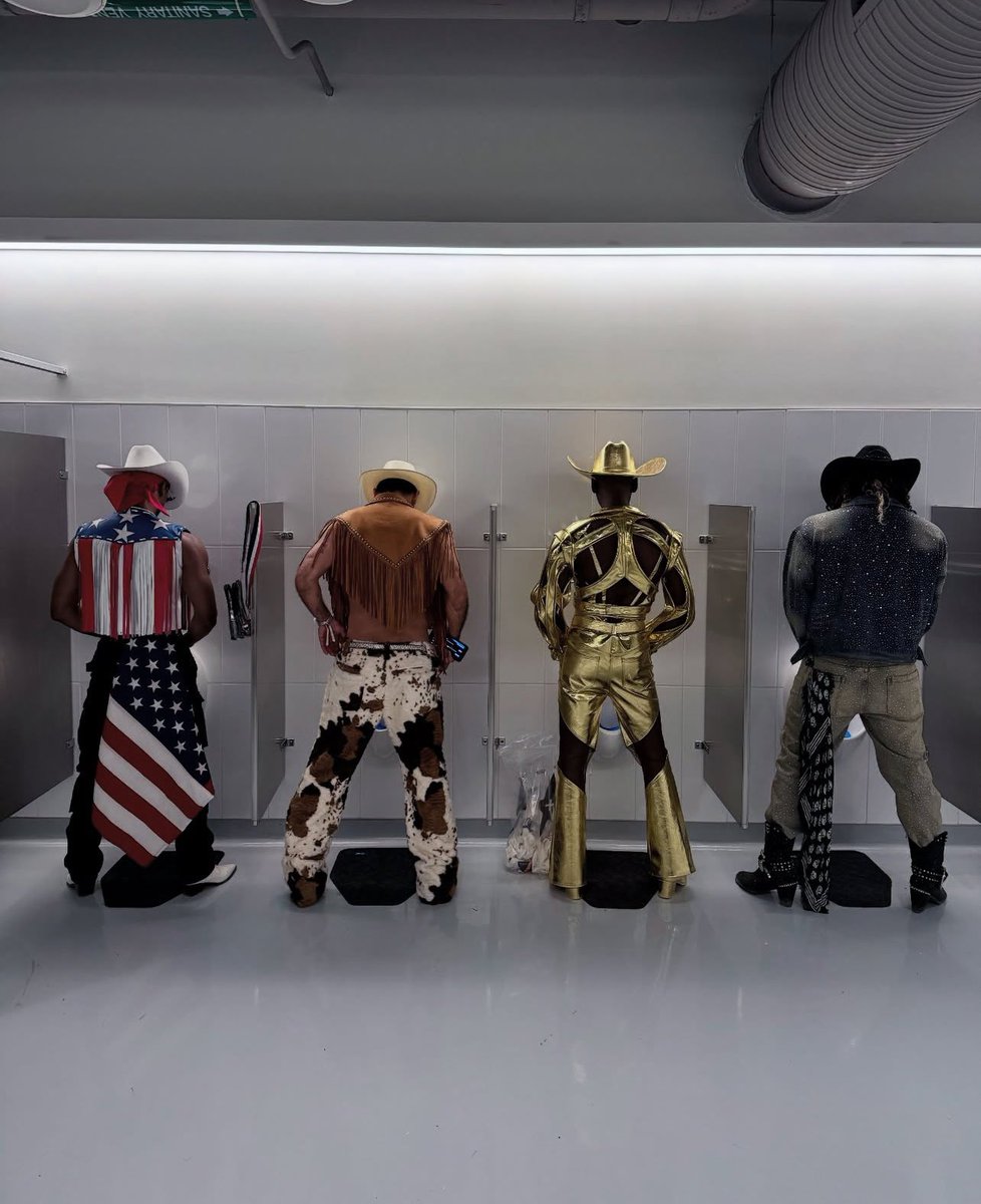 BeyoncePH's tweet photo. The Beyhive is so iconic for this! https://t.co/04hiVZgqvP