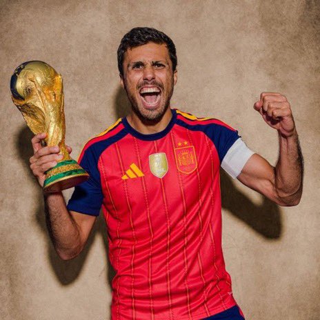 LeoDa7m's tweet photo. تدرون شي
الحمدلله رودري ما راح ريال مدريد
رودري هو اكثر لاعب وسط اللي يعرف يتحكم في نسق المباراه، ويسير المباراة مثل ما تبي .. يعني حتى بيدري خلني اقول مثل انيستا اللاعب اللي يفيدك قدام يعرف يمسك الكورة يعرف يصنع . بس تقوله تحكم ب نسق المباراة تحكم بالرتم بيدري مايعرف،وذا شي جميل https://t.co/bfCznzxwEn