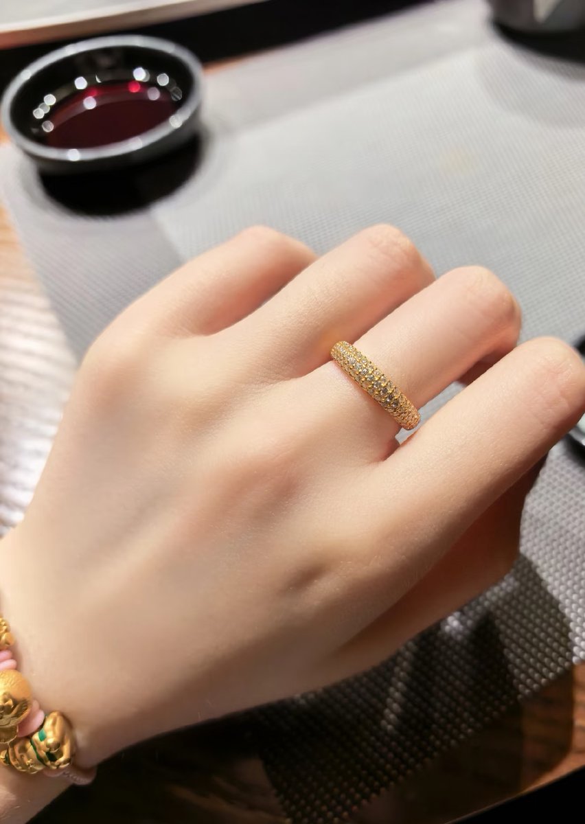 ACRRDPP's tweet photo. 在真心银行上班的日子懂的都懂
无休止的业绩指标、客户琐碎咨询、早出晚归的日常，每天被KPI和繁杂业务裹挟着，内耗悄悄堆满身心，好像对什么事情都提不起兴趣
慢慢发现，开心真的是最贵的奢侈品，用钱很难直接买到，但美食和布灵布灵的首饰能帮我们赎回快乐 https://t.co/cJL9rjBRq3