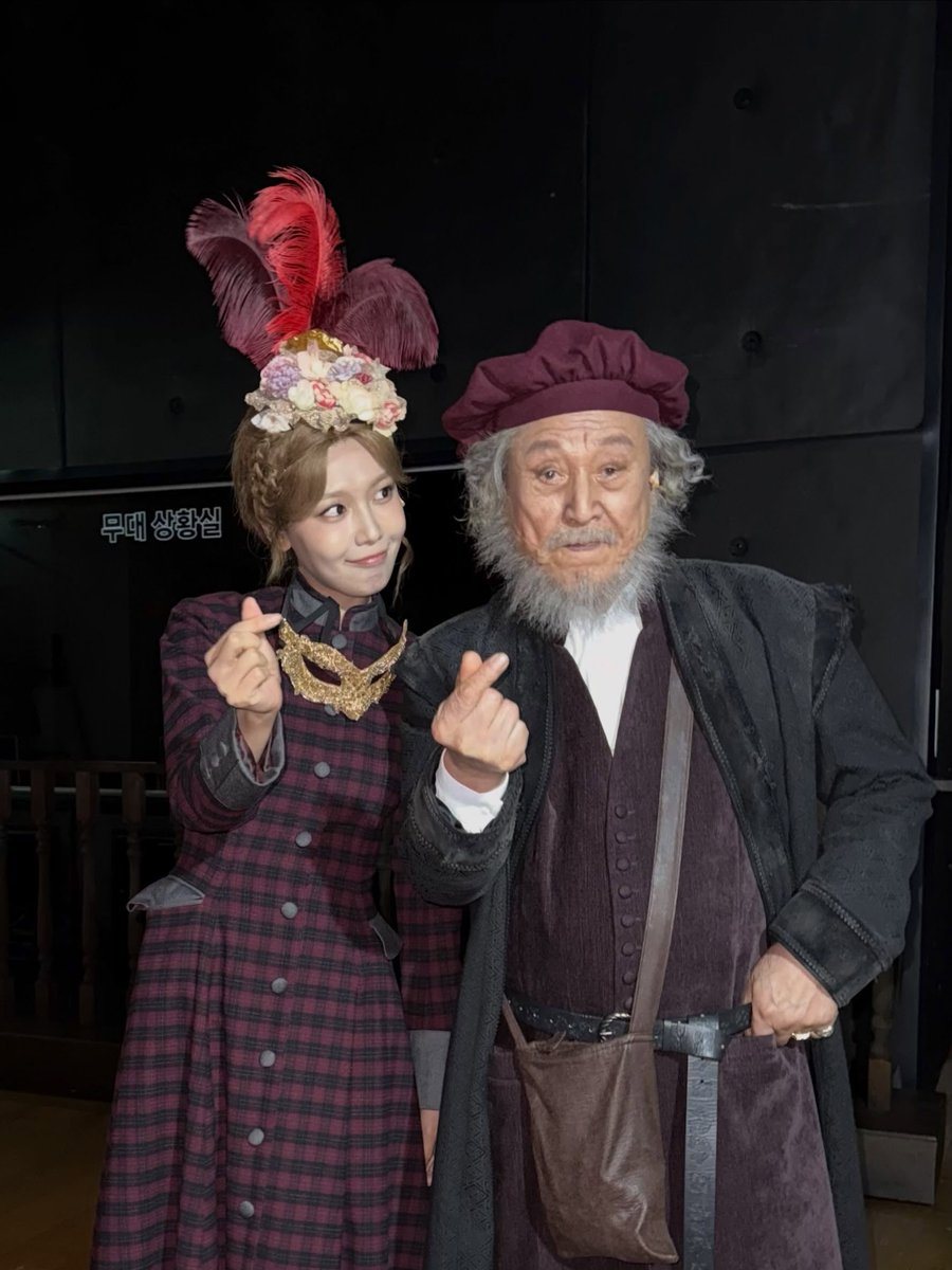 SNSD_0805's tweet photo. [INSTAGRAM] sooyoungchoi:

어깨를 나란히 한다는 건 서로의 어깨가 되어주는 것인지도 모르겠습니다. 이어달리기를 하듯 무대 위 각자의 시간을 책임지면서 하나의 목적지를 향해 함께 항해했던 순간을 영원히 잊지 못할 것 같습니다.

서로의 어깨가 되어주고 함께 짐을 나누어 지었던 올여름. 누구보다 행복했습니다.🫶

함께 항해해주신 관객 여러분 
진심으로 감사드립니다.💙

베니스의밤은 끝나지 않으리!! #베니스의상인

https://t.co/ZA3PcW05oQ