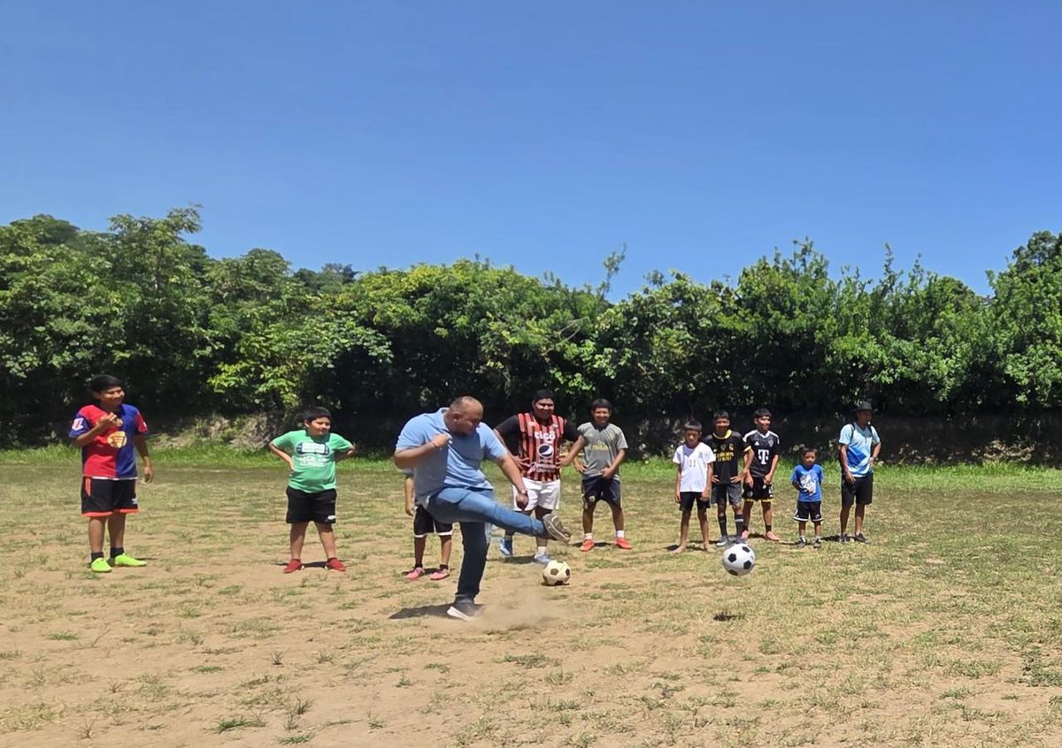 elsalvador's tweet photo. #DePaís | La alcaldía de Apastepeque donó este domingo implementos deportivos a jóvenes del cantón Cutumayo Arriba, de igual forma se beneficiaron los jóvenes y niños del cantón el Guayabo de Apastepeque, #SanVicenteNorte. 

Fotos Huber Rosales https://t.co/eQf1G5YO7D