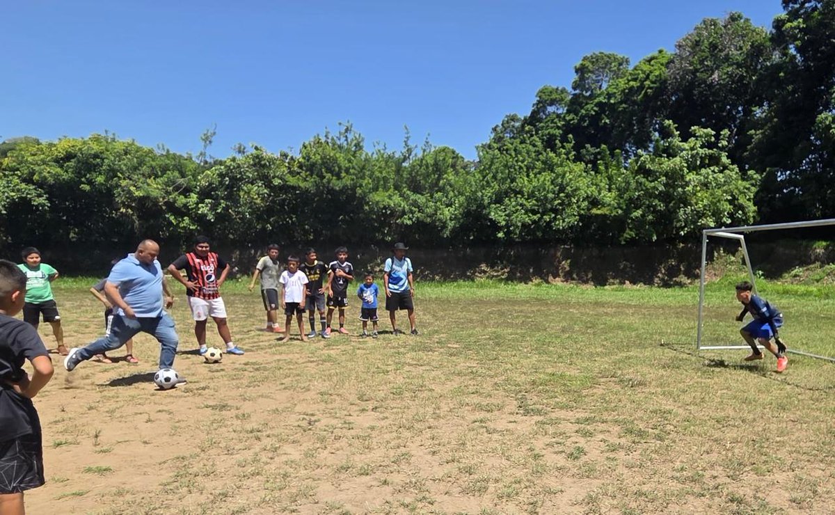elsalvador's tweet photo. #DePaís | La alcaldía de Apastepeque donó este domingo implementos deportivos a jóvenes del cantón Cutumayo Arriba, de igual forma se beneficiaron los jóvenes y niños del cantón el Guayabo de Apastepeque, #SanVicenteNorte. 

Fotos Huber Rosales https://t.co/eQf1G5YO7D