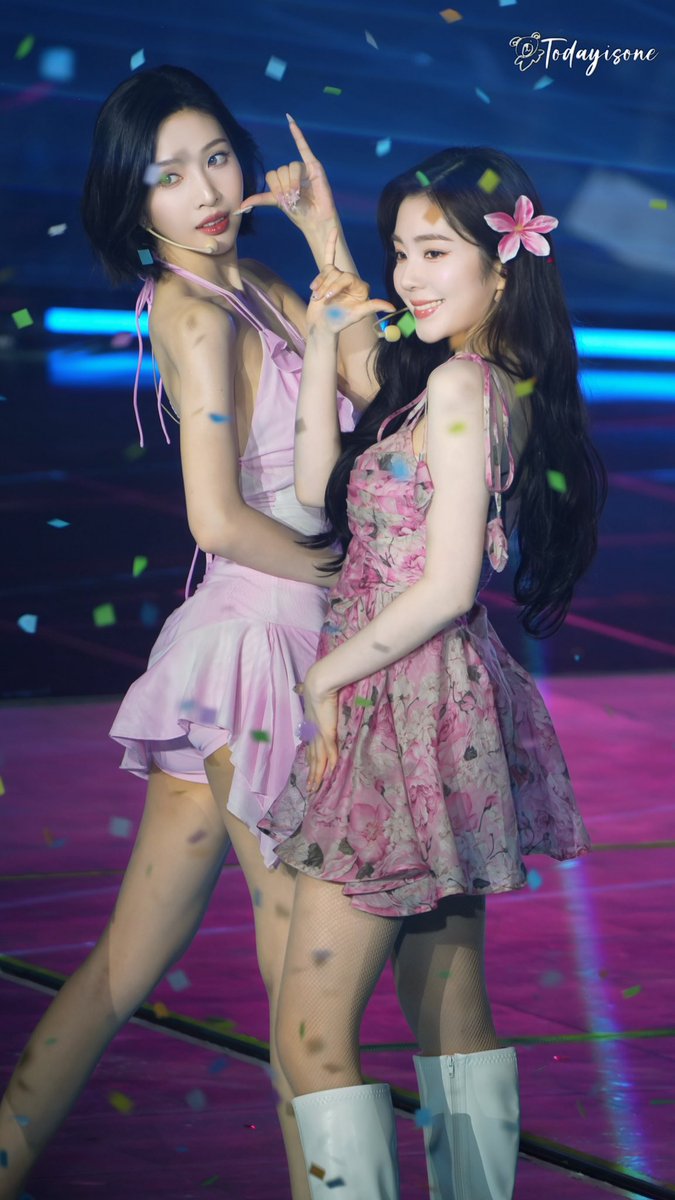 _Todayisone_'s tweet photo. 260810 SBS 가요대전
#Redvelvet #Irene #Joy #레드벨벳 #아이린 #조이 https://t.co/xf2QLb5rpr