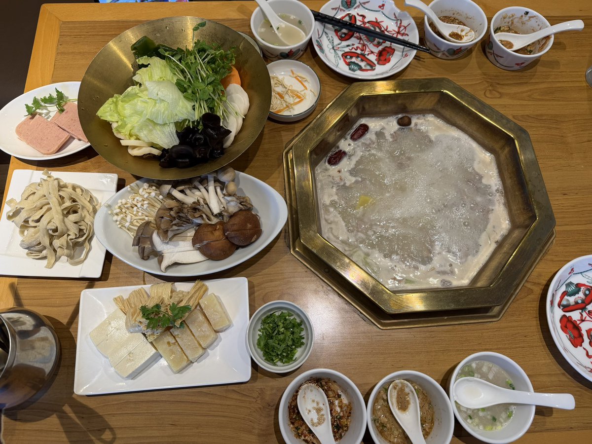 U79i_99's tweet photo. SAINUU氷煮羊炉
冰煮羊ビンジュウヤンロウ鍋&羊肉稍麦

羊肉を氷と茹ででいく鍋!
ヨーグルトや塩胡椒のシンプルな味付けでいただく。羊が煮えるとぷるぷるプリリンなお肉!食べていくごとにぷるぷるプリリン→プリホロ→ほろほろになっていく。いろんな状態の最高の瞬間を頬張り続けられる素晴らしい鍋でした!
羊肉稍麦もでかくて満足!
うまうまでした！！