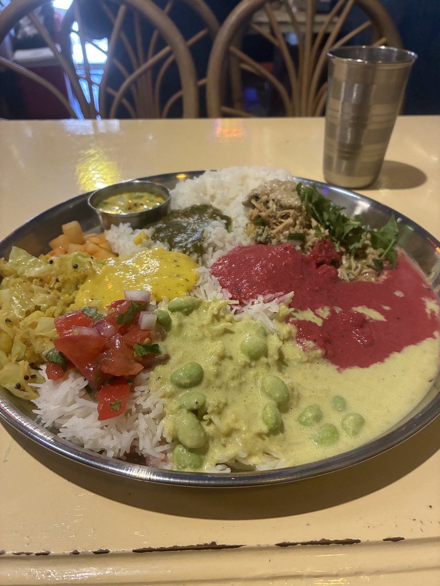 tsurutak's tweet photo. さっき喫茶店で教えてもらったカレー屋 ムジャラさんへ
冷製カレー（チキン・ビーツ・えだ豆)をたべる。めちゃうまい！変わってる！
で、来てびっくり マスターがノイズ音楽家の佐藤圭介さん。喫茶店でノイズの「ノ」も口に出してないのに！
皿の上 舌の上で混合される味覚が衝撃。まさにノイズを聴いてる感！
#またカレー食べてる