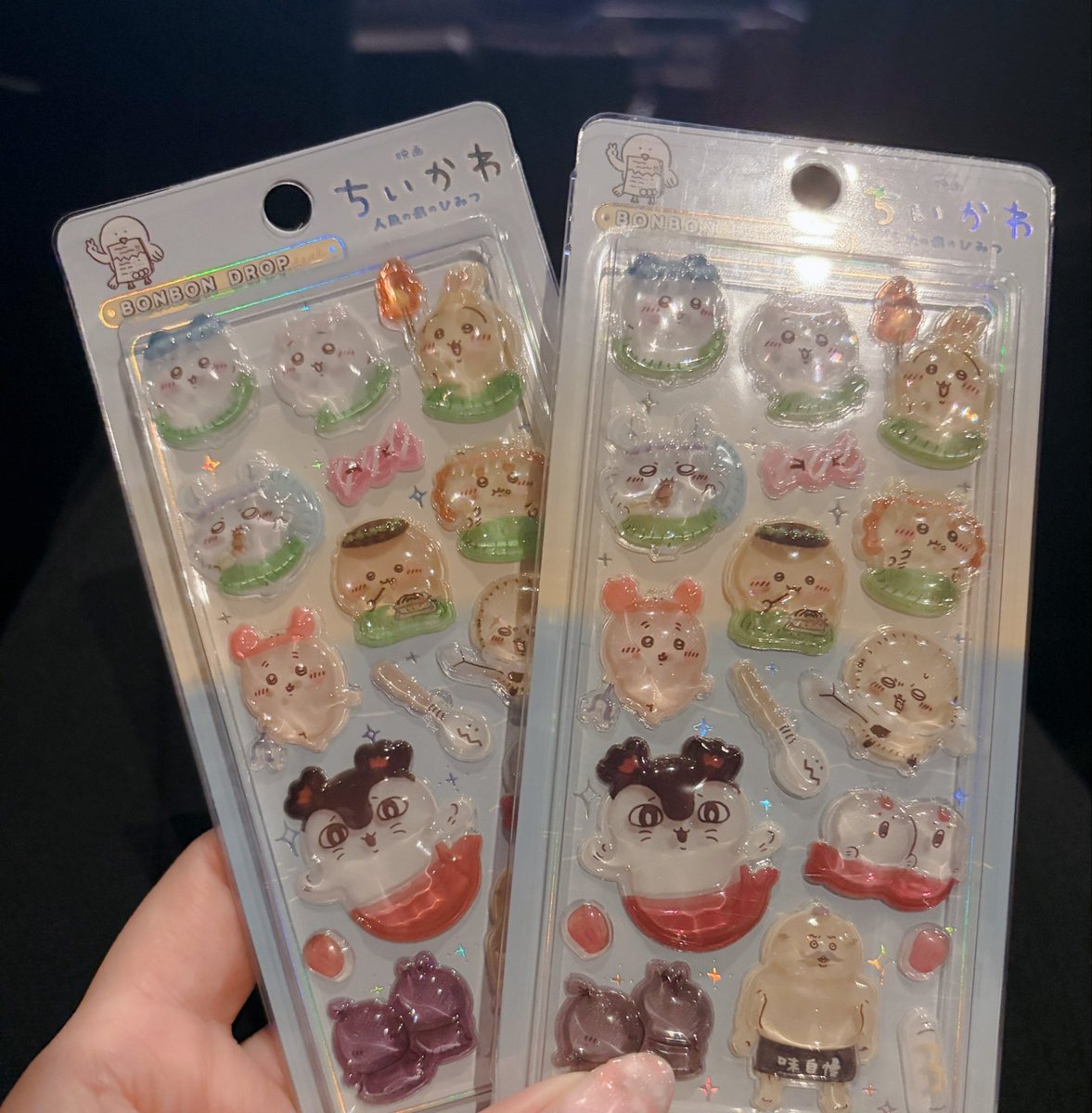 nanaco_312's tweet photo. ちいかわ映画行ってきた！
グッズに興味ない夫、すぐにシールくれたんだけど

夫「1つだけお願いしていい？」
私「何？」
夫「本当は全部あげたいんだけど…」
私「ん？」

夫「島二郎だけちょうだい」
私「どうぞwwwww」 https://t.co/EJZHSa4hHR