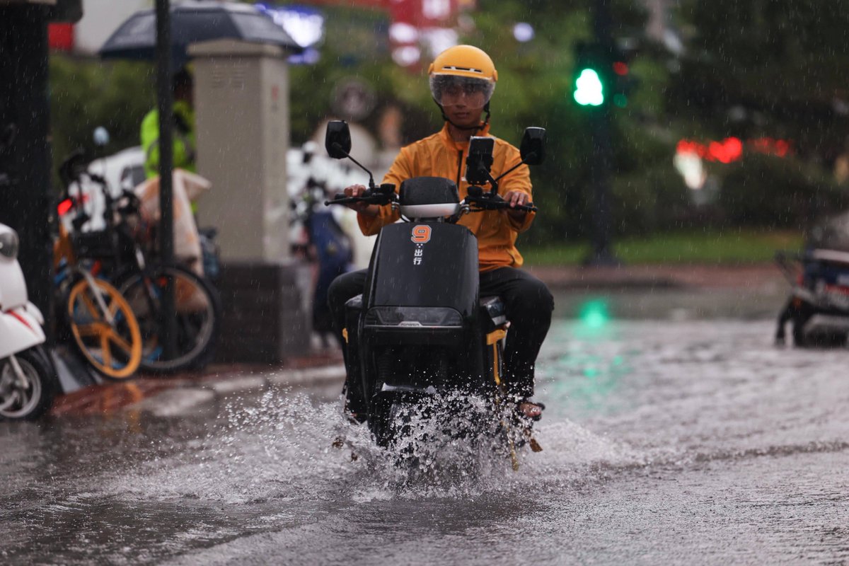 BobDipillo's tweet photo. A stranger noticed I was struggling with my broken bike in the rain and stayed 10 minutes to help fix it—no need for payment at all. Restored my faith in small kindness today. https://t.co/HXDVWNDiP0
