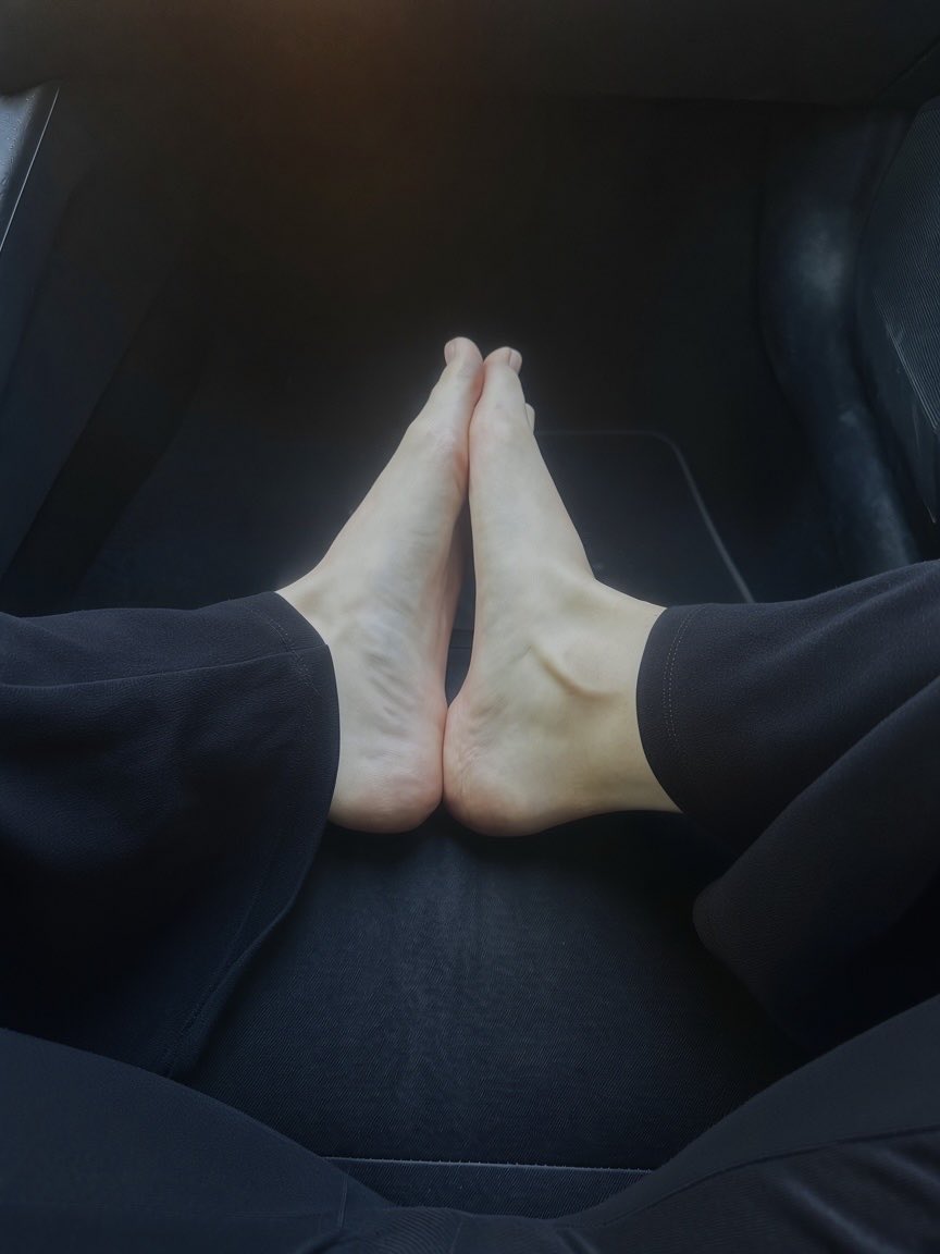 Rorisfeet's tweet photo. Early good morning☀️
Who’s imagining these on their dashboard?

#feet #soles #barefeet #softsoles #footfetish https://t.co/HJrFJKoJjy