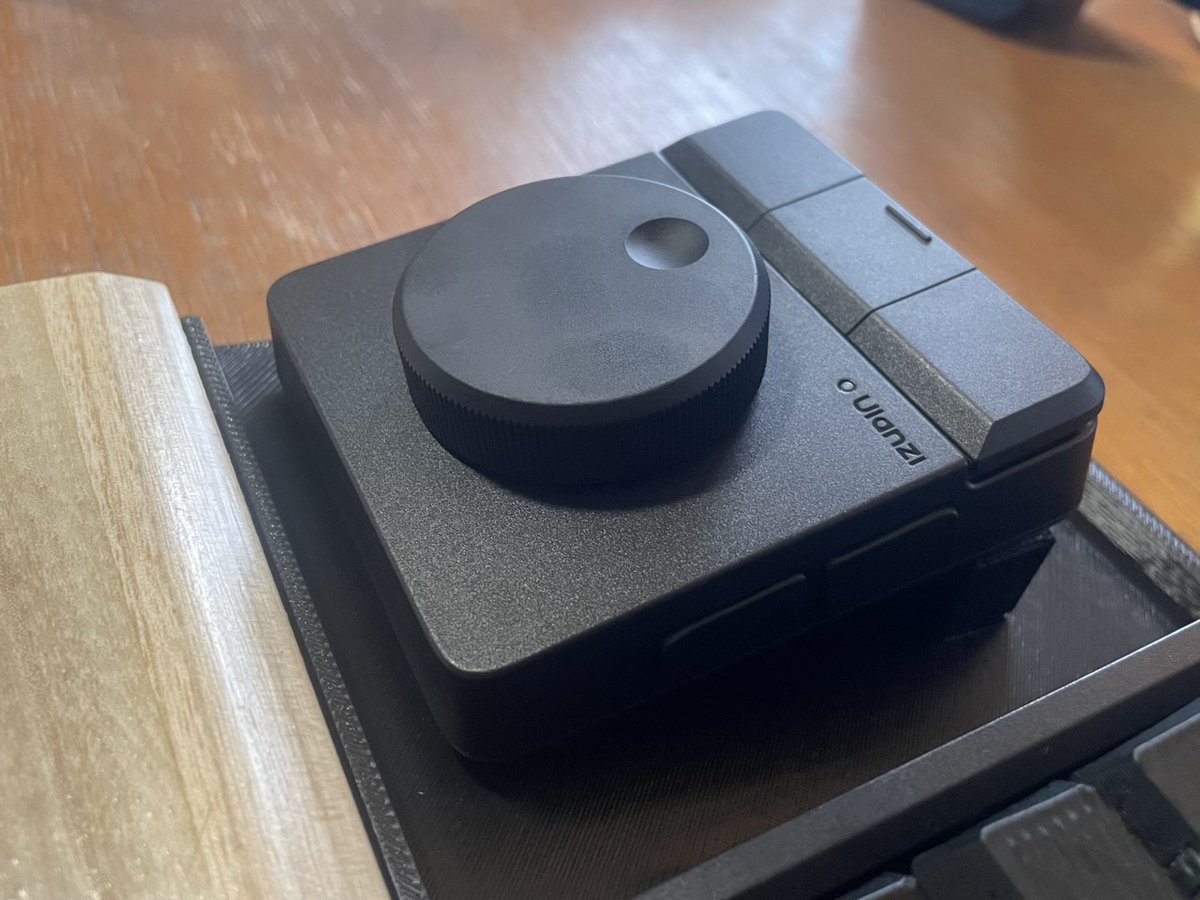 zerosprit's tweet photo. 左手側にメディアデバイスを試しに導入してみました。

Ulanzi D100H Dial

個人の主観ですが数日使ってみての感想です。

【結論】
コスパが良く使いやすい
今後のソフトウェアアップデートに期待が高まります

👇続く https://t.co/vzKY1PFWla