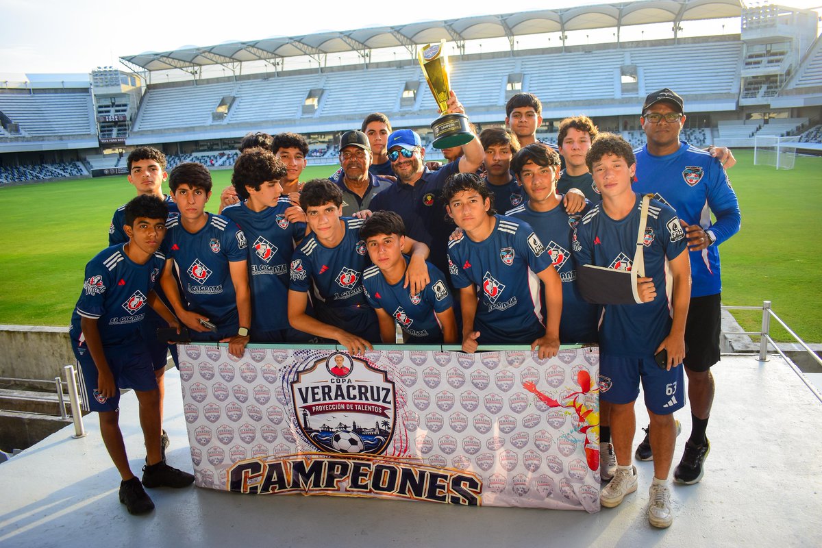 ParaComentarse's tweet photo. Culminó la Primera Edición de la Copa Veracruz, que se desarrolló con más de 100 equipos del del 6 al 9 de agosto, la ceremonia de premiación fue en el estadio Pirata Fuente 
https://t.co/BjFNdCtsvc
#veracruz #bocadelrio #futbolamateur @LigaPirataFte @ParaComentarse https://t.co/yfp58JzDfw