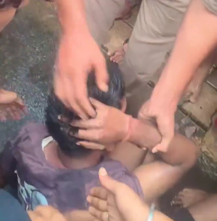 arfxh_'s tweet photo. that muslim man was wearing kalawa (sacred hindu thread) on his wrist, so that he can sexually assault women and the blame goes on kanwariyas (hindus). https://t.co/hFT9l9grNe