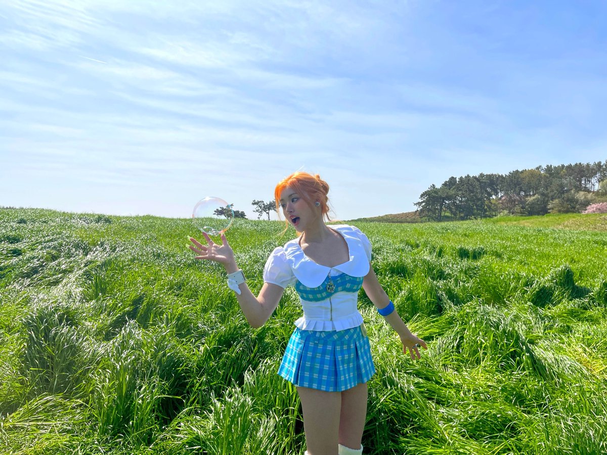 acthena_'s tweet photo. 🍀🫧 — bubbly soul, dancing freely beneath a sky painted in the prettiest blue ☁️🫧 https://t.co/MMzGrYOz54