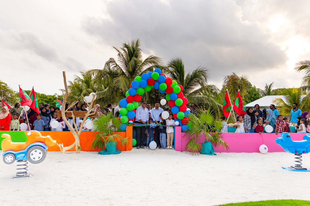 MIHUDmv's tweet photo. ނ. މާޅެންދޫގައި ކުޑަކުދިންގެ ޕާކު ތަރައްޤީކުރުމަށް ހިންގި މަޝްރޫޢޫގެ މަސައްކަތް ނިންމައި، ޕާކު ރަސްމީކޮށް ހުޅުވާލައިފިއެވެ.
މިކަމަށްޓަކައި އިއްޔެ ބޭއްވި ޙާއްސަ ރަސްމިއްޔާތެއްގައި ޕާކު ހުޅުވައިދެއްވީ މި މިނިސްޓްރީގެ ސްޓޭޓް މިނިސްޓަރު އަޙްމަދު ސާލިމް އަދި ފެނަކަ ކޯޕަރޭޝަން ލިމިޓެޑްގެ މެނޭޖިންގ ޑިރެކްޓަރ މުޙައްމަދު ޢަފީފް ހުސައިންއެވެ.