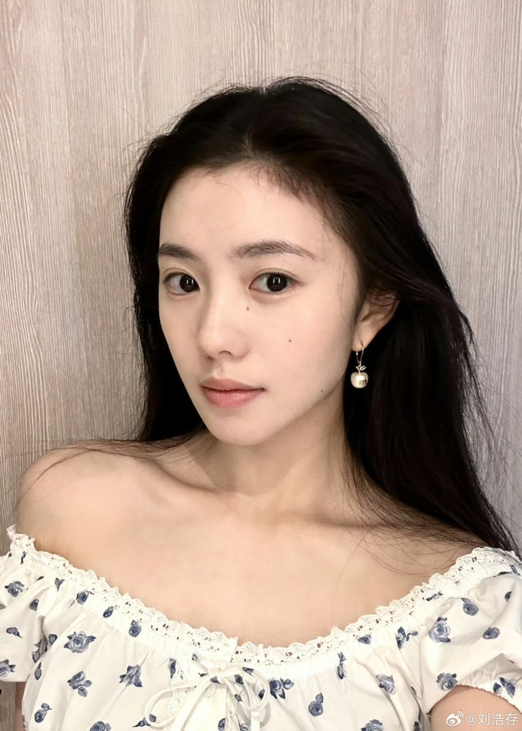 lilcunzi's tweet photo. [100826] Liu Haocun's new weibo update 🐰

 “kitty or ice cream ? @ xingcun”

#LiuHaocun #刘浩存 https://t.co/9qANcLS0Qv