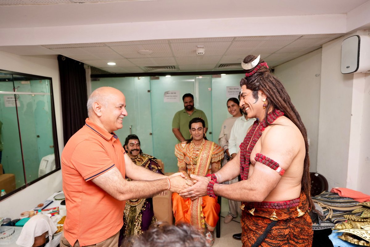 msisodia's tweet photo. कार्यक्रम के बाद कलाकारों से मिलने का अवसर मिला। विशेष रूप से अभिनेता आशुतोष राणा ( @ranaashutosh10 ) जी से मुलाकात बेहद खास रही… उनकी रश्मिरथी, शिवा तांडव स्त्रोत्र के वीडियोज न जाने कितनी बार यूट्यूब पर सुनता आया हूँ। https://t.co/qkIhDElxpy