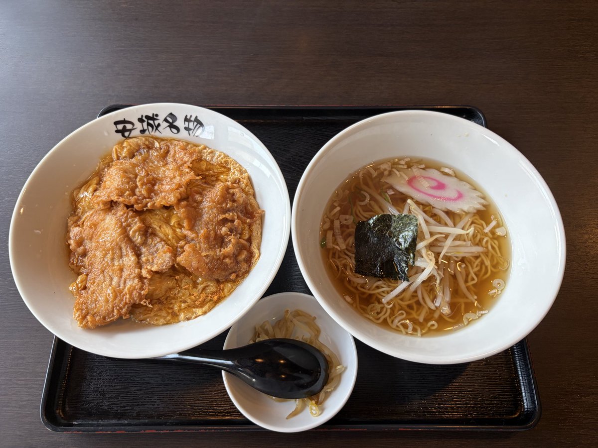 tanutomo's tweet photo. 「北京本店」へ。

安城名物のガッツリ丼に中華そば✨
甘辛いタレが絡んだお肉を玉子でとじた丼、これはご飯が進む😋
中華そばは昔ながらのあっさり系で、ガッツリ丼との組み合わせがちょうどいい。

かなりのボリュームでお腹いっぱい！
安城らしいランチを満喫しました👍

#北京本店 #安城グルメ #安城ランチ
#愛知グルメ #町中華 #中華そば #ランチ