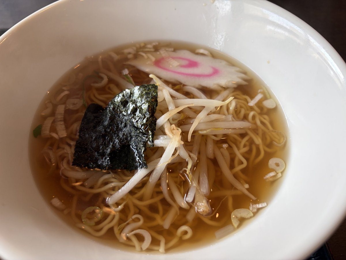 tanutomo's tweet photo. 「北京本店」へ。

安城名物のガッツリ丼に中華そば✨
甘辛いタレが絡んだお肉を玉子でとじた丼、これはご飯が進む😋
中華そばは昔ながらのあっさり系で、ガッツリ丼との組み合わせがちょうどいい。

かなりのボリュームでお腹いっぱい！
安城らしいランチを満喫しました👍

#北京本店 #安城グルメ #安城ランチ
#愛知グルメ #町中華 #中華そば #ランチ