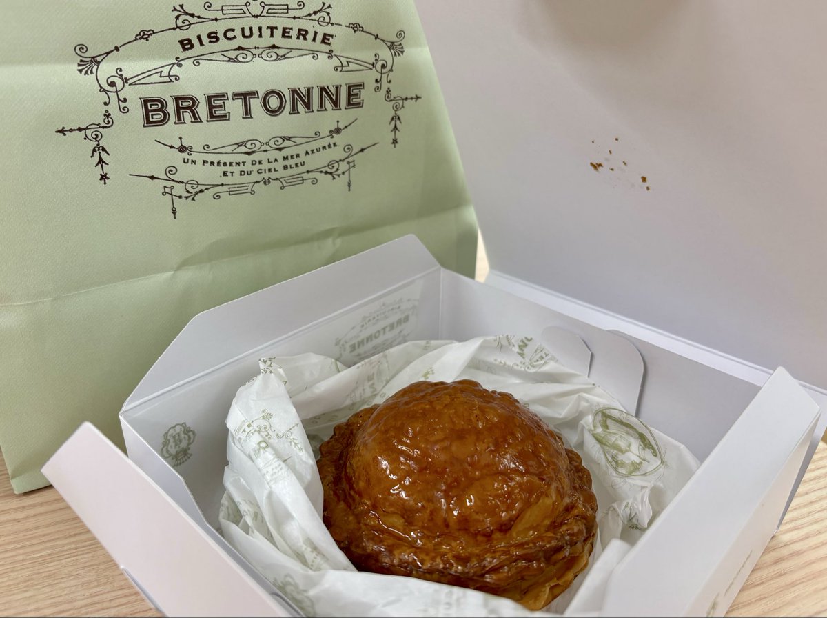 picodoughnut's tweet photo. バリウム検査頑張ったご褒美にブルトンヌのレモンパイ🍋
お腹の調子が落ち着いたら食べるんだ https://t.co/gBIxUFSBk5