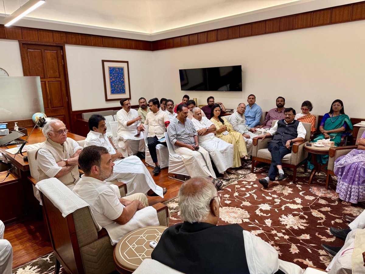 Supriya23bh's tweet photo. Opposition Floor Leaders meet in the office of LoP (RS) 

Leader of Opposition ( Rajya Sabha) Shri @kharge ji and Leader of Opposition (Lok Sabha) Shri @RahulGandhi ji present in the meet 

#MonsoonSession https://t.co/kMVfwn9WFA