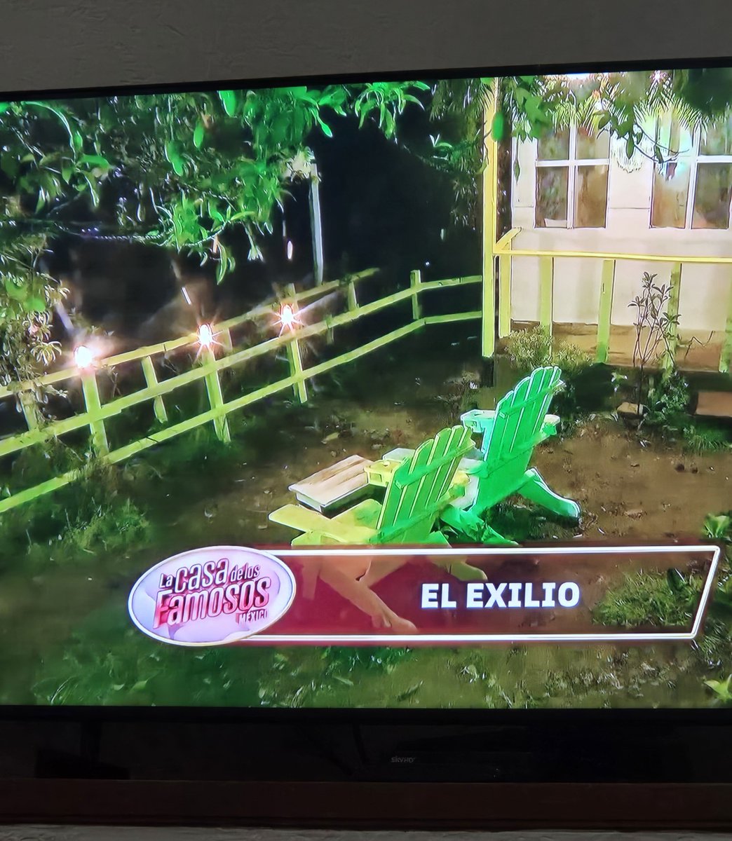 DramaQueenRemix's tweet photo. Lit hace 4 días lo dije, #Televisa le esta COPIANDO TODO a #Telemundo! Los 3 cuartos, salir de nominar y que no puedan hablar ni ver a los compañeros y ahora el #Exilio 🙄 solo que en Telemundo era el #Destierro! OJALÁ TAMBIÉN COPIARAN EL CONTENIDO!
#LaCasaDeLosFamososMx https://t.co/KWCcFFq1IK