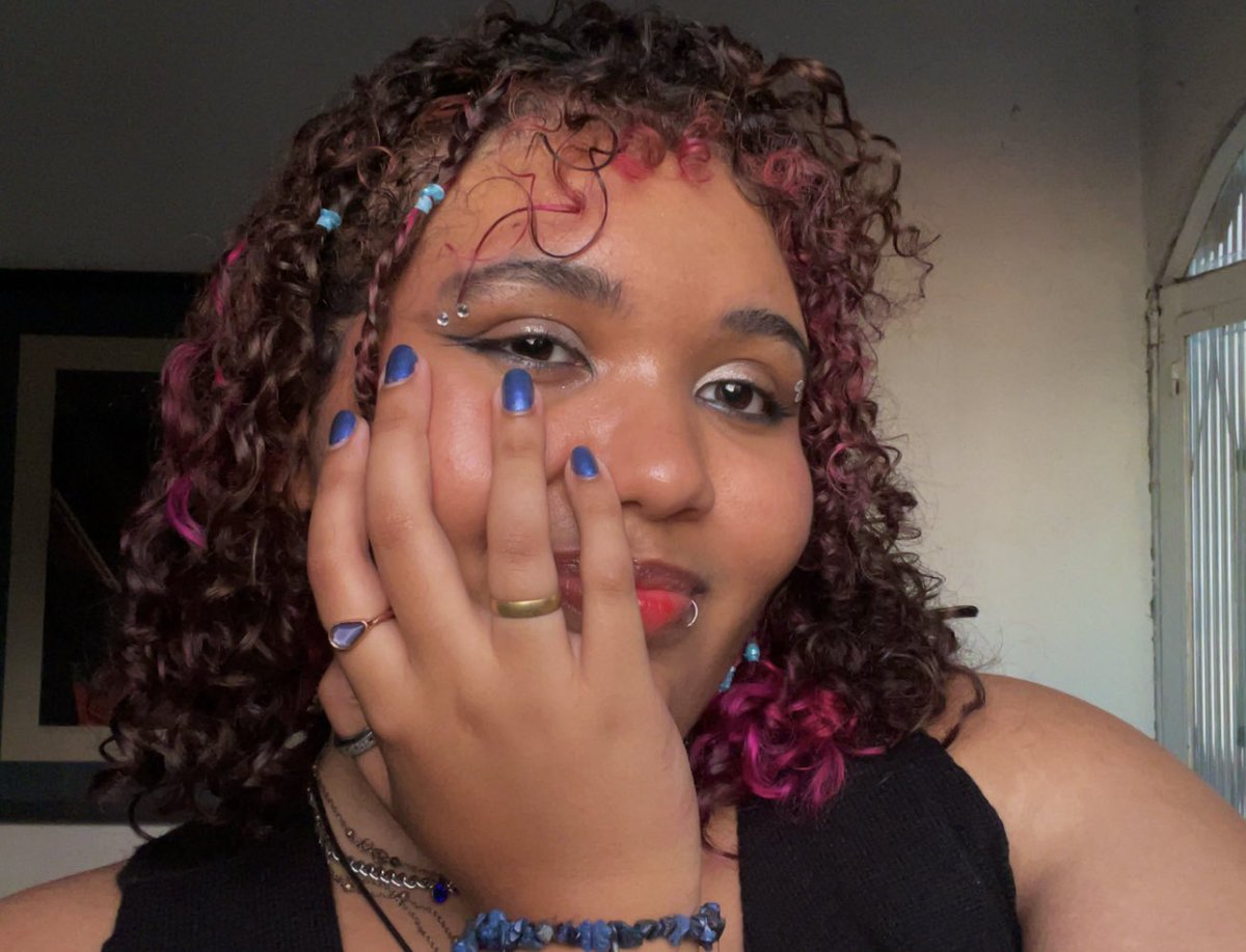 httpsjujuk's tweet photo. Como as pessoas   |       Como eu me 
me veem de              |       sinto de
cabelo rosa               |       cabelo rosa https://t.co/rDiVKjIbn6