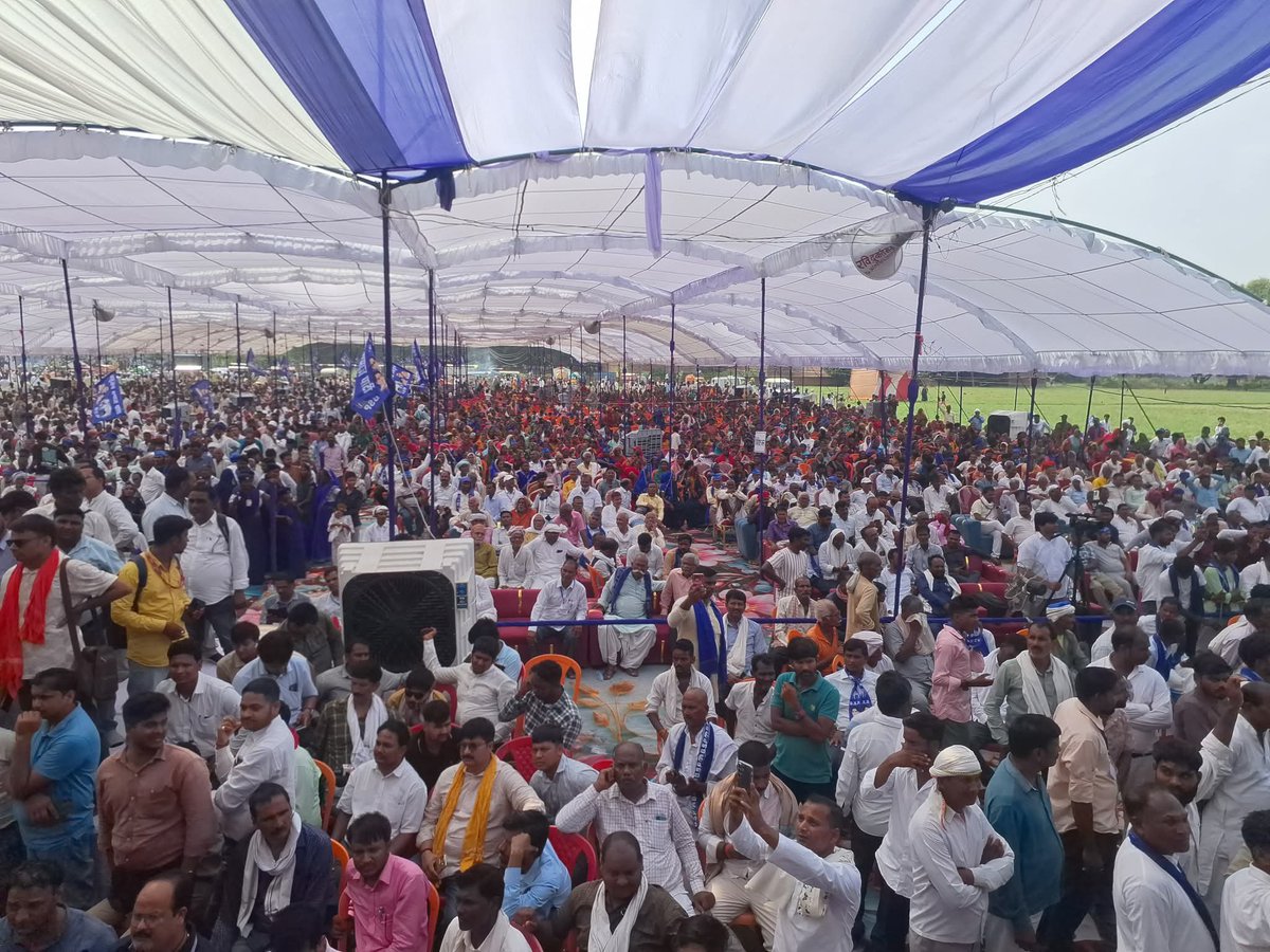 siddarthmaurya's tweet photo. पंद्रह साल सत्ता से बाहर रहने वाली पार्टियां समाप्त हो जाती हैं लेकिन बसपा की रैलियों की भीड़ और भव्यता देखकर लगता है बसपा आज भी उतनी ही ताकतवर और मजबूत है जितनी पहले थी। ये अविश्वसनीय है। बसपा अमर है। https://t.co/j07c7VjefQ