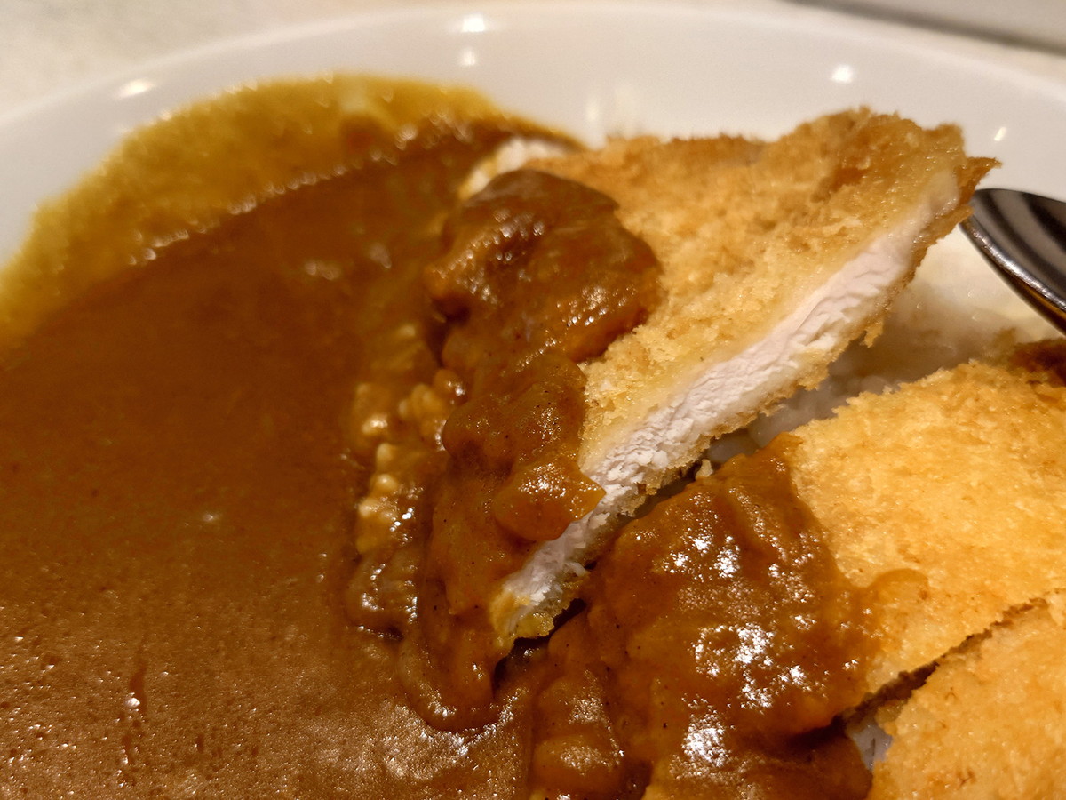 yukaritanabe's tweet photo. 横浜駅西口でカレーといえば、ジョイナス地下2階レストラン街にある「カレーハウス リオ」で決まり！

人気No.1メニューのカツカレーと、隠れた名物の半スパカレーを食べてきました。
https://t.co/Sqm0g1IMP7
#yokohama #横浜 #カレー https://t.co/chRs2lVah1