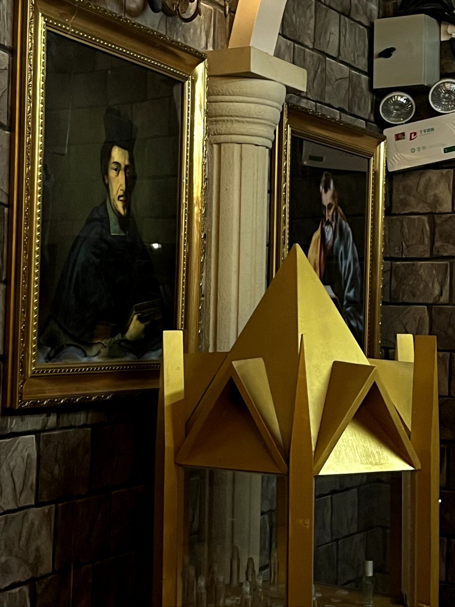 bustersproblem's tweet photo. Lockd in a weird room, only a weird note + 3 clues can save me. Who’s good at escape games Help! https://t.co/r7Y2dr6vHk