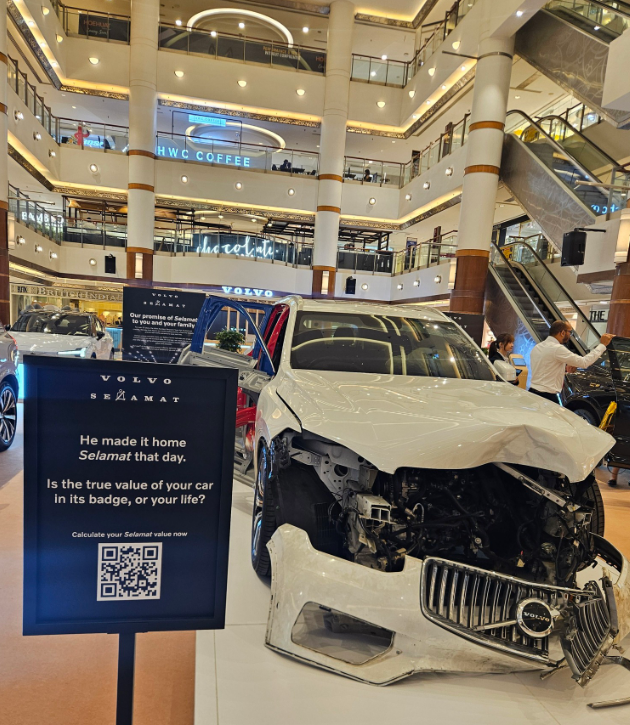 BapakKerja's tweet photo. Bapak salfok cara 'marketing' brand mobil ini🙏

Di mall, mereka nggak pajang mobil baru yang kinclong.

Mereka justru pajang mobil Volvo yang ringsek parah karena kecelakaan.

Di sampingnya cuma ada tulisan:
“He made it home. Selamat that day.”

Bapak nangkap pesannya gini:
- Mobil mungkin bisa penyok.
- Mobil bisa rusak.
- Mobil bisa diganti.
- Tapi kalau penumpangnya selamat, itu yang nggak ternilai.

dan menurut bapak, ini salah satu cara marketing otomotif yang paling kena.