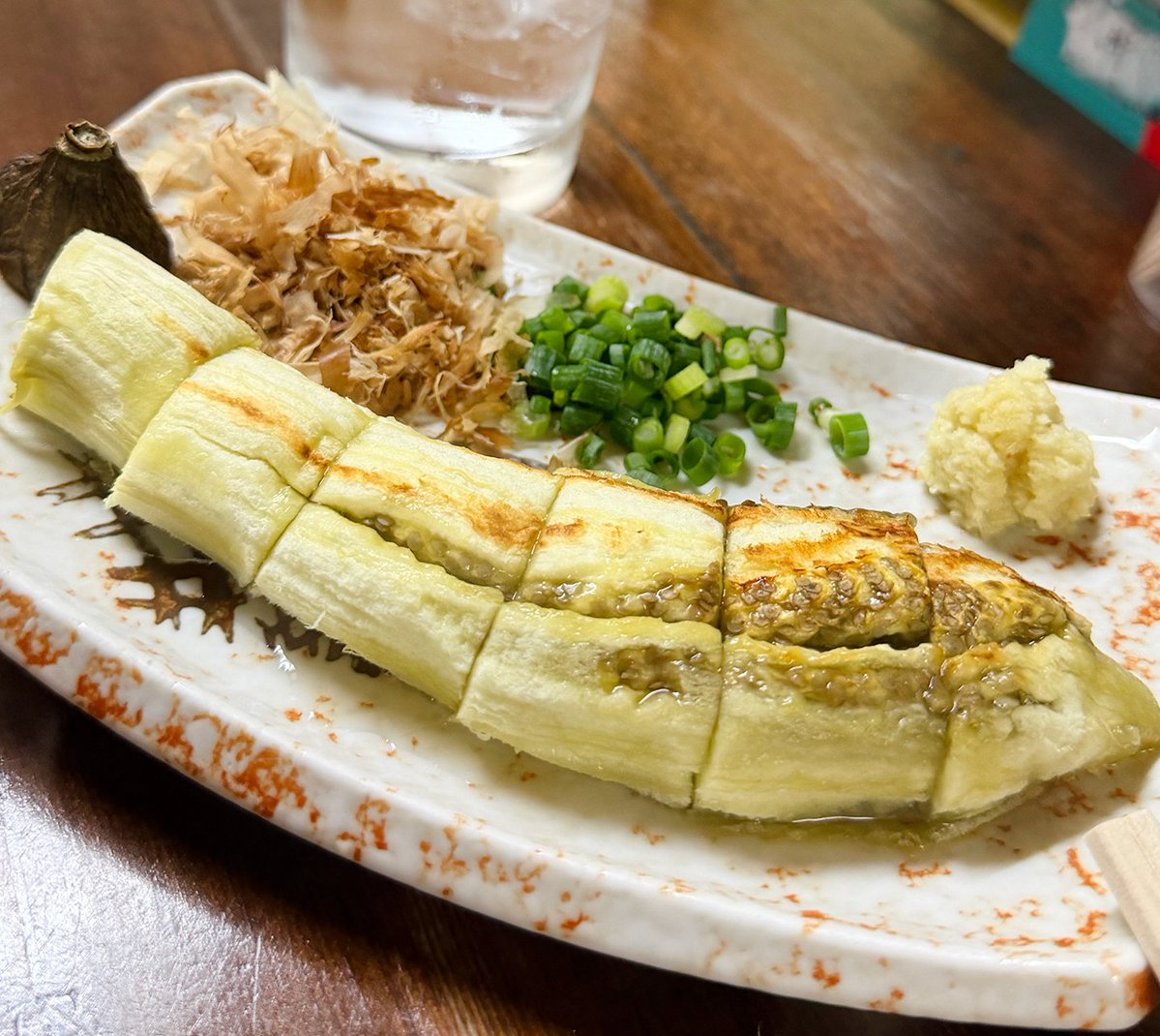 1000bero_net's tweet photo. 焼きナス（300円）。薬味付きでたまらん。とろっとろで甘くて最高かよ✨ https://t.co/3REppnAWTw