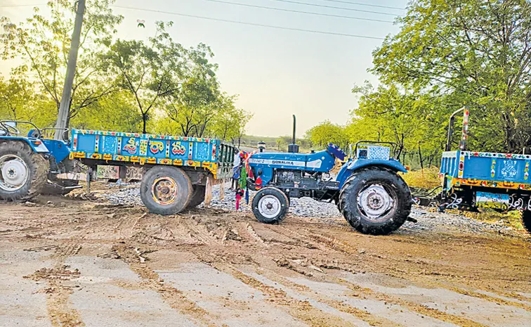 greatandhranews's tweet photo. భారతీ సిమెంట్స్‌లో  నిలిచిన ఉత్పత్తి

ఆరు రోజులుగా మైనింగ్ కార్యకలాపాలను అడ్డుకుంటున్న టీడీపీ శ్రేణులు

 ఫిర్యాదు చేసినా పట్టించుకోని అధికారులు

దాదాపు 15 వేల మంది కార్మికులపై ప్రభావం

ఇన్ని రోజులు వైసీపీ నేతలపై దాడులు, అరెస్టులు.. ఇప్పుడు జగన్ కుటుంబ సభ్యుల వ్యాపారాలకు ఆటంకం సృష్టిస్తున్న టీడీపీ.