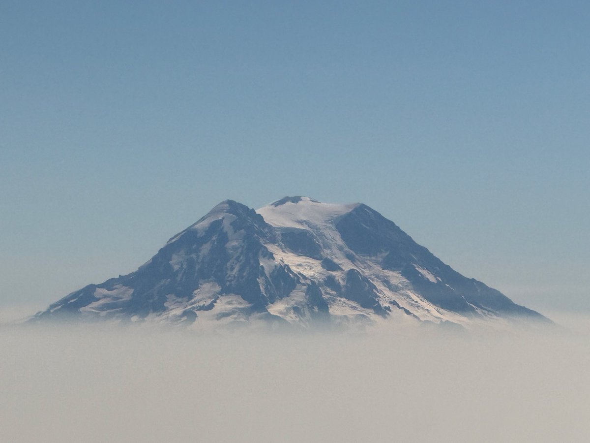 guthrienutter's tweet photo. Flying from MFR > SEA revealed a fascinating / haunting view of the Cascade Range amid the smoke. Image 1: Tahoma; Image 2: Loowit and Pahto vertically oriented, making a 2-D effect; Image 3; Wy’East and the #grasshopperfire plume; Image 4: Mt McGloughlin https://t.co/L7g3o2zLuE