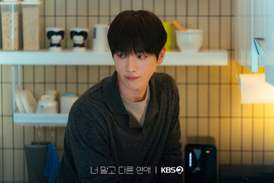 KBS_drama's tweet photo. [#너말고다른연애] [📸]

10년을 한 사람만 바라본 남자
서강준의 다정한 남친 모먼트🩷

💞 연애 10년 차, 익숙했던 연인이 낯선 감정과 마주하게 되는 현실 공감 리얼 멜로드라마

KBS 2TV 새 토일 미니시리즈 [너 말고 다른 연애]
9월 12일 (토) 밤 9시 20분 첫 방송

#KBS #KBS2 #KBSDRAMA #KDRAMA #너말고다른연애 #ALoveOtherThanYours #서강준 #안은진 #이주안 #조아람