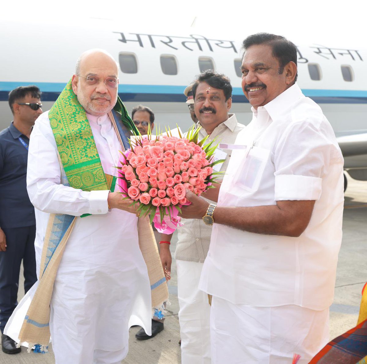 AIADMKOfficial's tweet photo. மாண்புமிகு கழகப் பொதுச் செயலாளர் புரட்சித் தமிழர் திரு. @EPSTamilNadu அவர்கள், சென்னைக்கு வருகை புரிந்த மாண்புமிகு மத்திய உள்துறை அமைச்சர் திரு. @AmitShah அவர்களை விமான நிலையத்தில் சந்தித்து, பூங்கொத்து அளித்து வரவேற்றார்கள். https://t.co/jBgu2mwB28