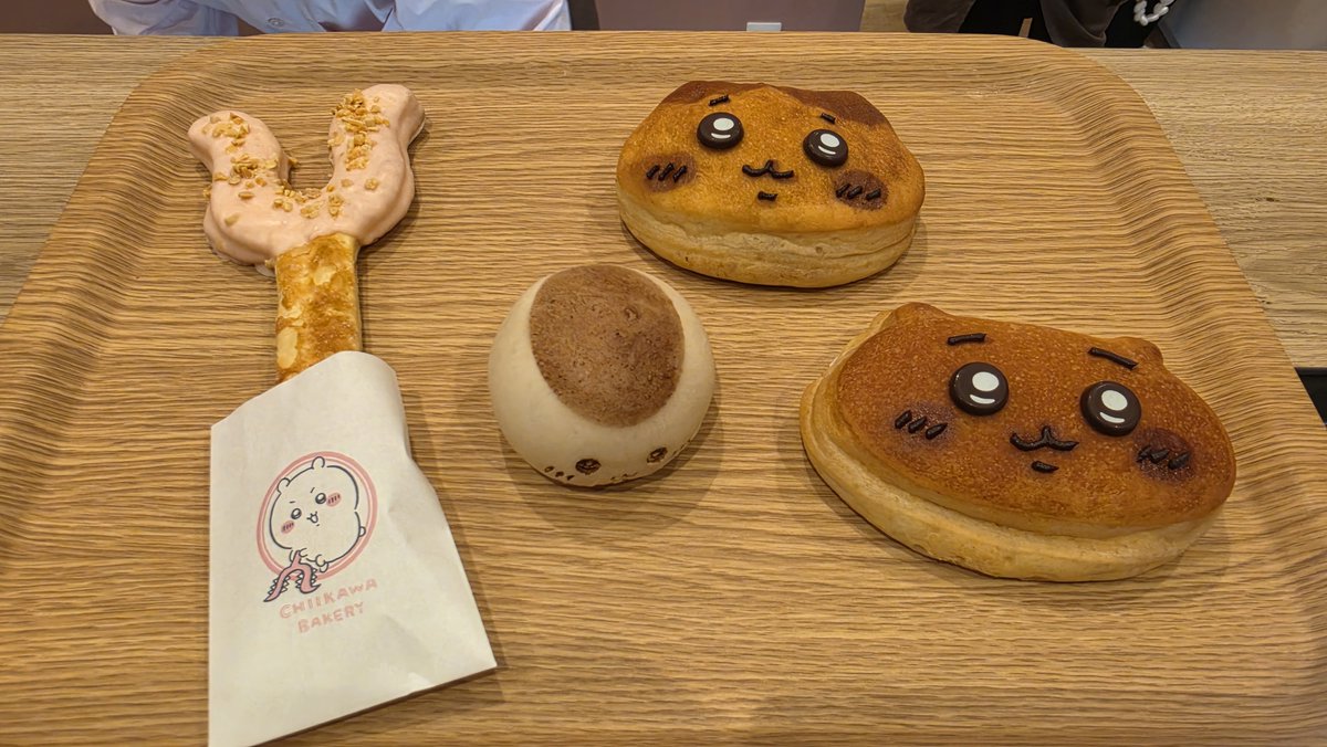 manabiyaPandA's tweet photo. 先日「ちいかわベーカリーOSAKA」へ行ってきました😃
ちいかわの可愛いパンがたくさん並んでいて、お店も可愛いかったです✨️

今日もゆるーくやってこう😌
#放課後等デイサービス　#ちいかわベーカリー　#KITTEOSAKA https://t.co/Cf87IzarKZ