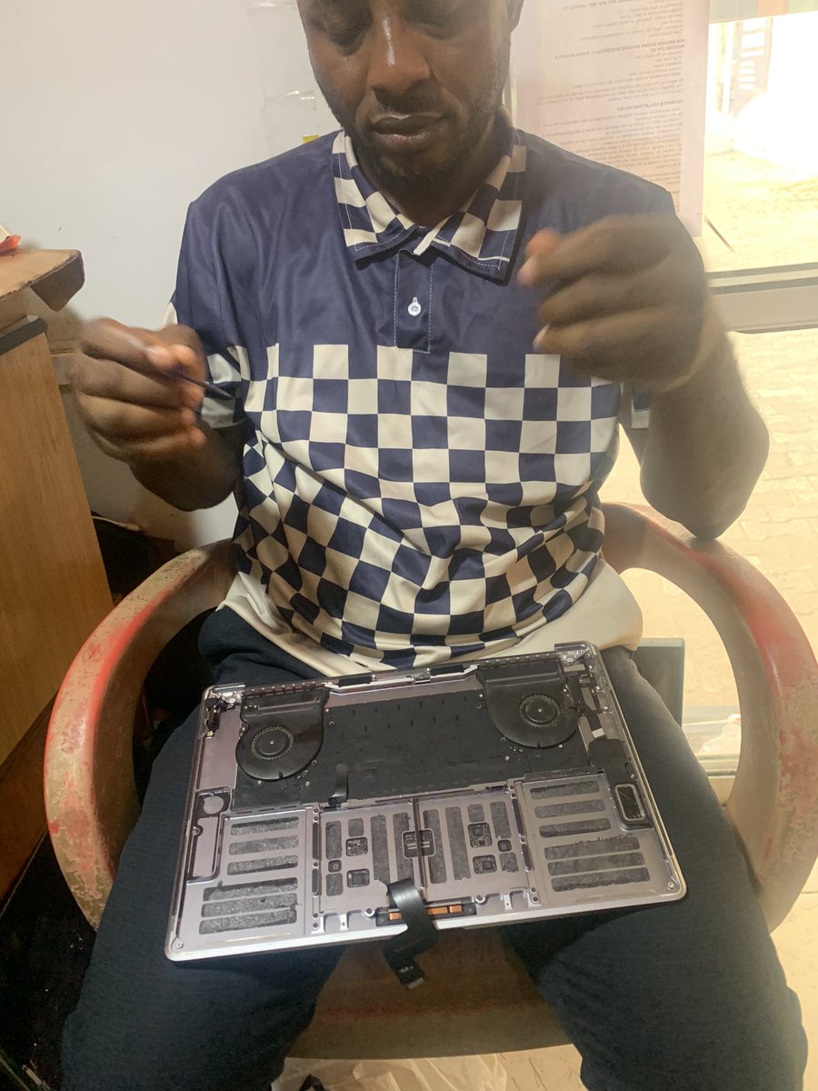 dmacsavior's tweet photo. Another MacBook on the repair bench.

Every screw, connector and component matters.

Precision is everything in MacBook repair.

#MacBookRepair #Apple https://t.co/5BU0vkgTIU