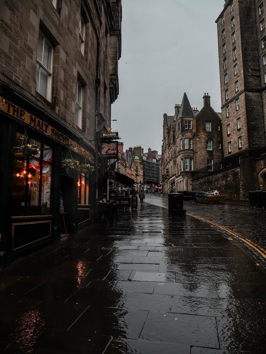 ____flowers__'s tweet photo. Rain in Edinburgh https://t.co/zn5u3fJYOb