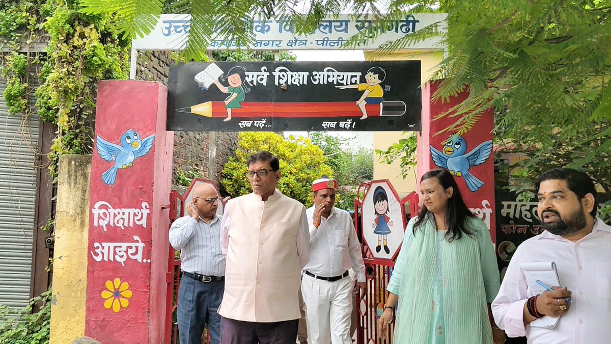 Dmpilibhit's tweet photo. आज स्टेडियम रोड स्थित कंपोजिट विद्यालय में राष्ट्रीय कृमि मुक्ति दिवस के अवसर पर बच्चों को अल्बेंडाजोल की गोली खिलाई व स्कूल का निरीक्षण कर संबंधित को आवश्यक दिशा निर्देश दिए ।@UPGovt @ChiefSecyUP @CommissionerBa1 @InfoDeptUP @CMOfficeUP https://t.co/yMtaYrPybe