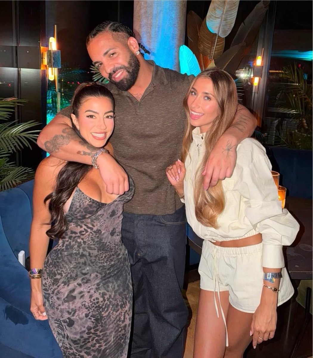 yourspingu's tweet photo. World's Richest Gooner 

Drake x Lena The Plug x Lily Phillips https://t.co/nuSLJgITtX