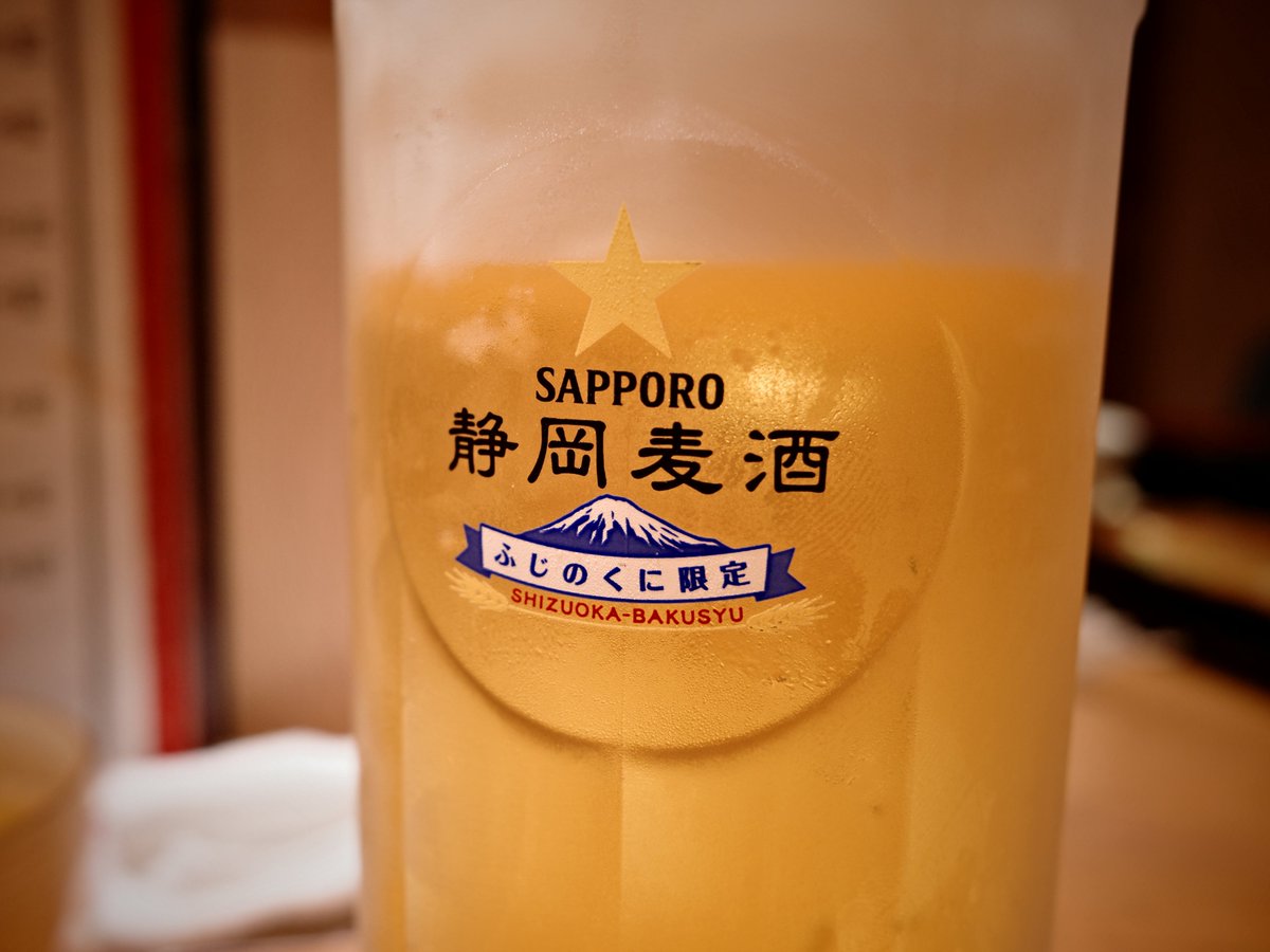 C57180_forever's tweet photo. 浜松からただ帰るだけじゃつまらないし、ちょうど昼どきだったので焼津駅で途中下車。
焼津といえば海鮮と思うが、月曜定休が多いな。きょう月曜か……。
で、開いてた店で海鮮丼定食。ネタは7~8種類で、観光地で見かける豪華なのとは違ったがそれぞれ厚みがあって美味かった。
#GRlV
#gr4
#grdays https://t.co/jecoIjIAuK