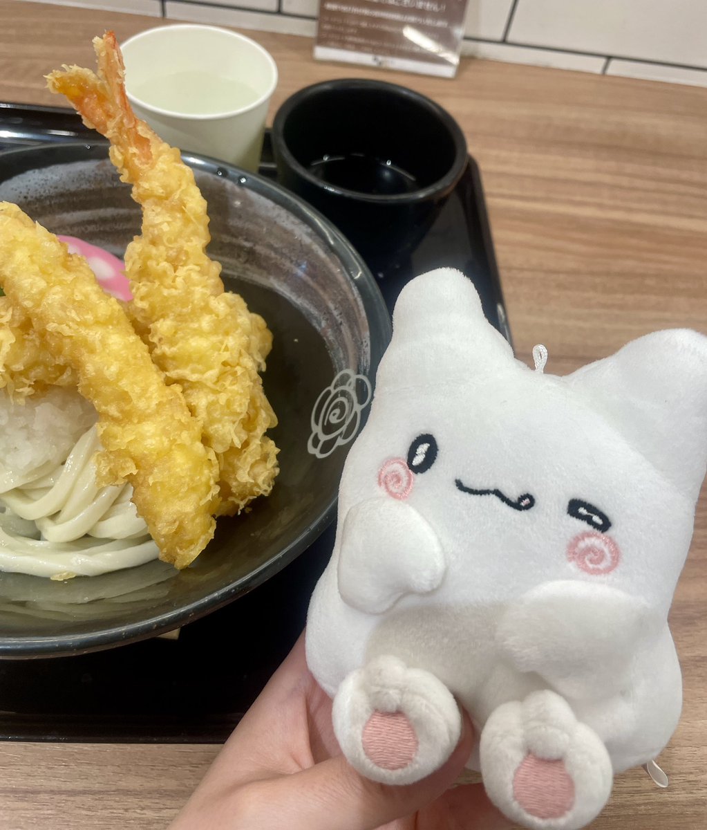 karon_hanamaru's tweet photo. 今日もはなまるうどんへ。美味しくいただきました。海老天大好き🍤❤
そして2回目にして速攻でシール被った笑
まだ行くつもりではあるけど、コンプの道は険しいな… https://t.co/zQkFHSMnL2